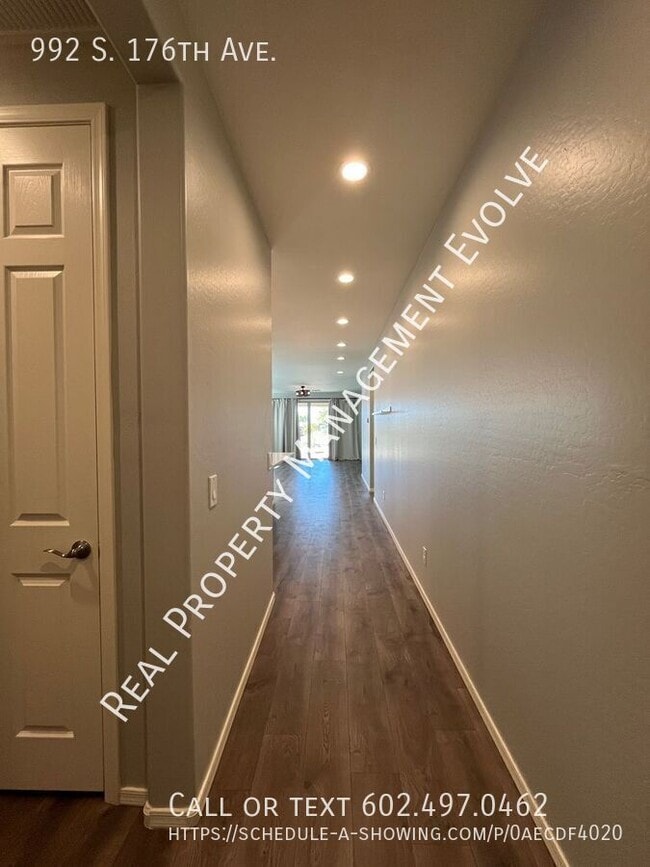 Building Photo - STUNNING Goodyear Home!!