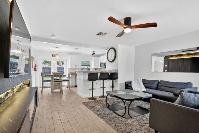 Building Photo - 6660 Custer St