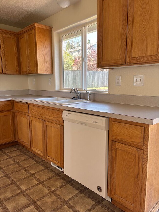Foto del edificio - $500.00  OFF  1ST  FULL  MONTH'S  RENT   F...