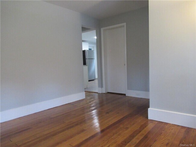 Building Photo - 25 Fairway Dr