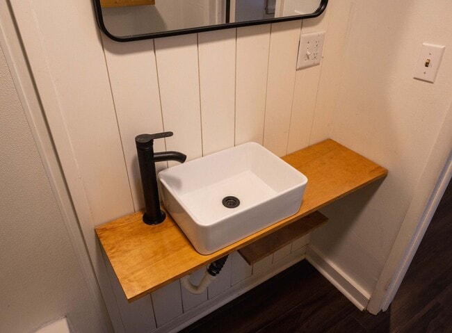 Foto del edificio - 2 BED, 1 BATH LOCATED ONE MILE FROM IU CAMPUS