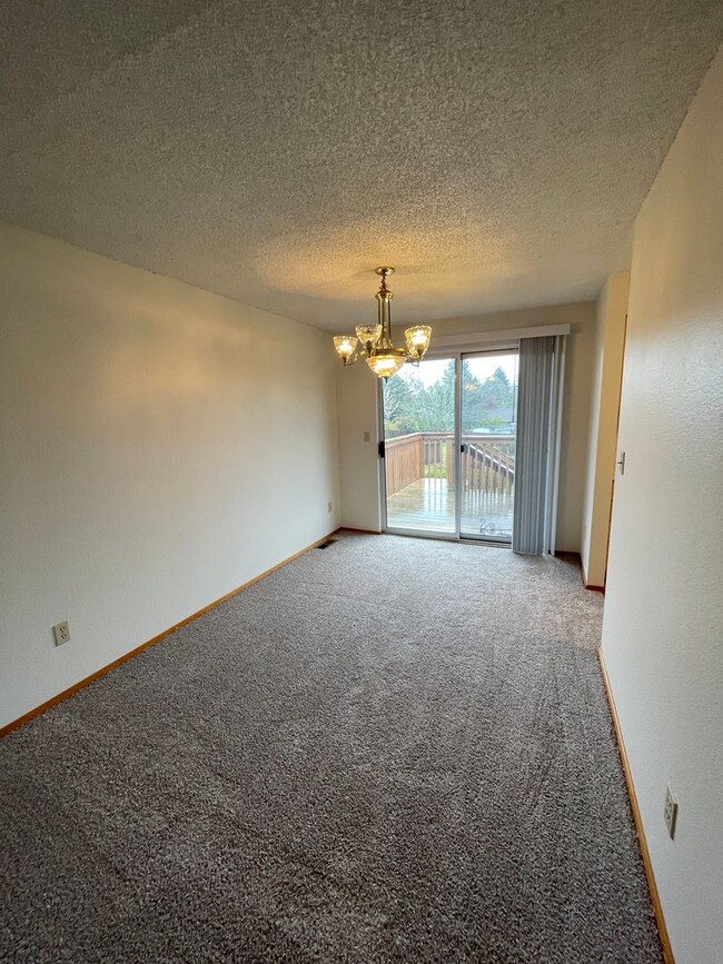 Building Photo - Spacious 4 Bedroom Plus Den in Oakbrook