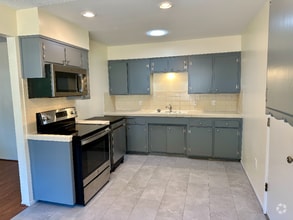 Building Photo - 480 Highland Dr
