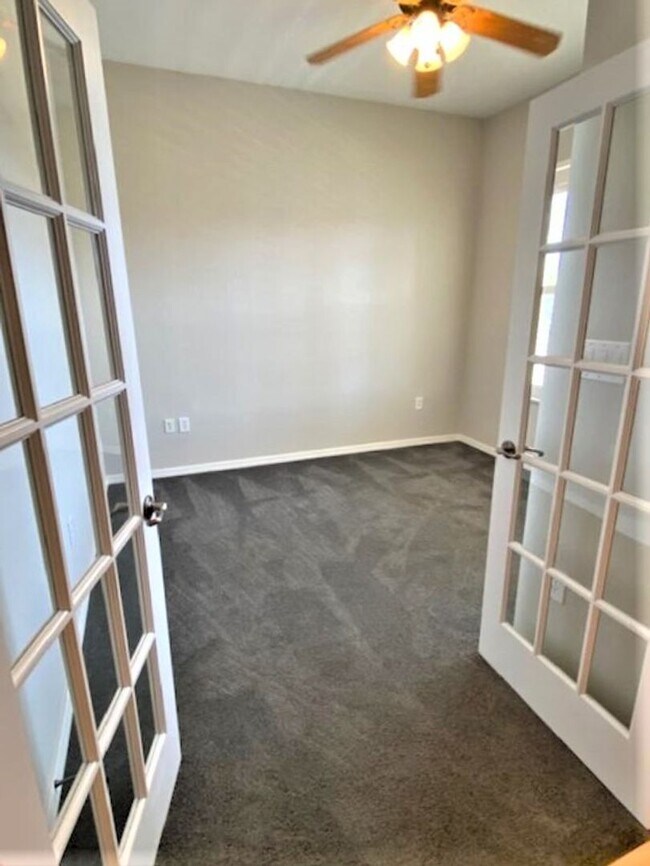 Foto del edificio - 3 Bedroom 2 Bathroom top floor condo at the Terraces of East Village.