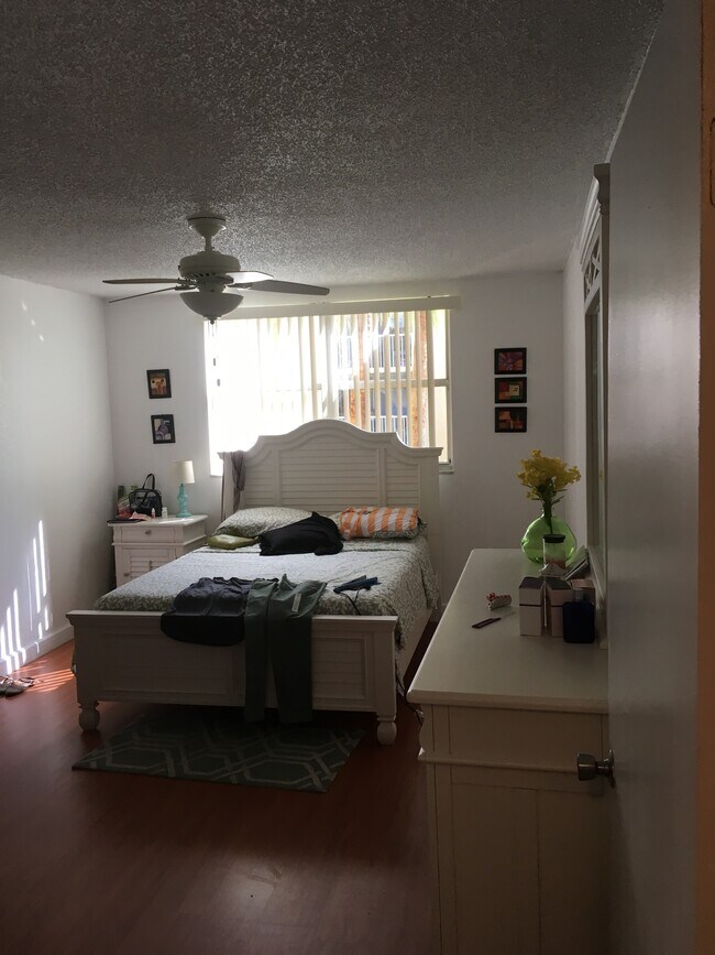 Foto del edificio - 8215 Lake Dr