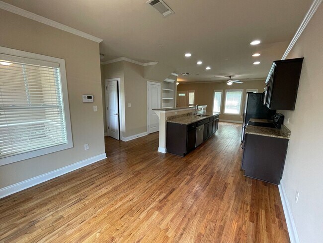 Foto del edificio - PRE-LEASING FOR AUGUST 2026!