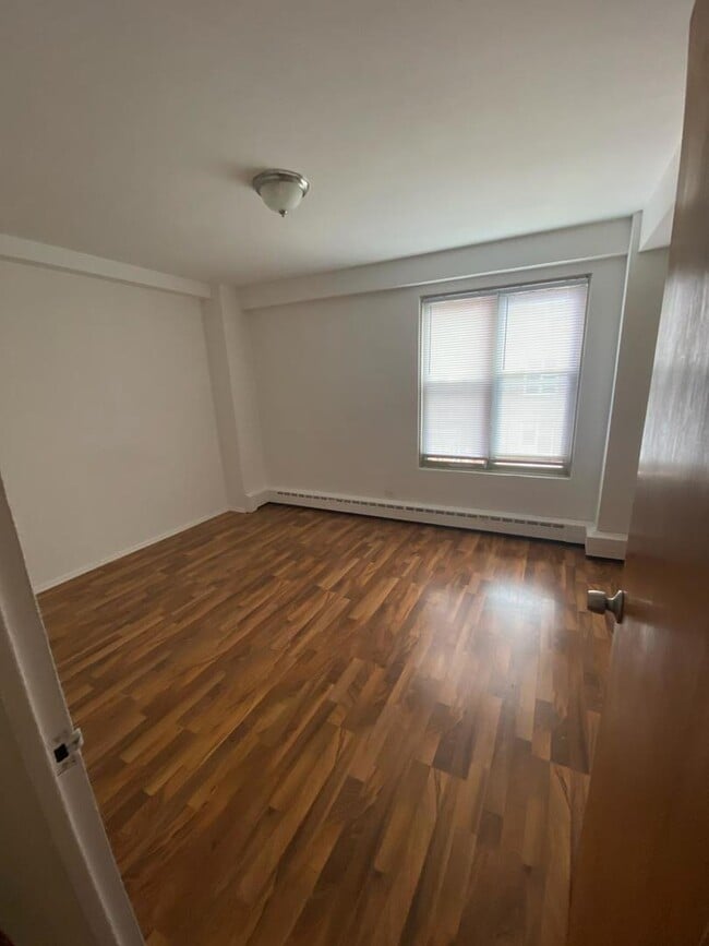 Building Photo - 2630 W Berwyn Ave