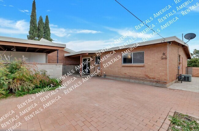 Foto del edificio - 5821 E North St