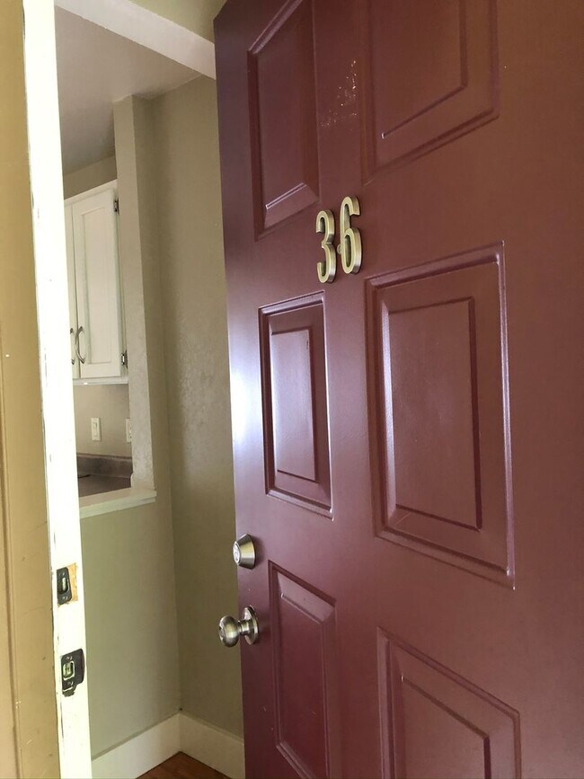 Building Photo - Beautiful Kingston Condo - walking distanc...