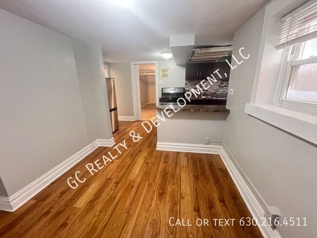 Foto del edificio - 5410 W Berteau Ave