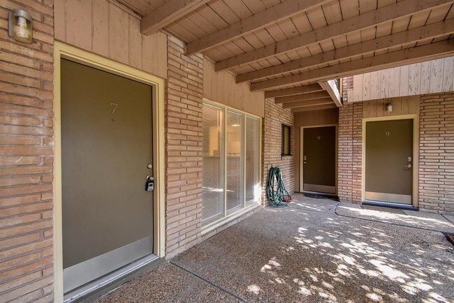 Building Photo - 3809 N Braeswood Blvd