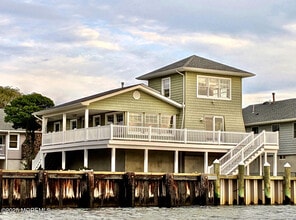 Building Photo - 14 Willow Way