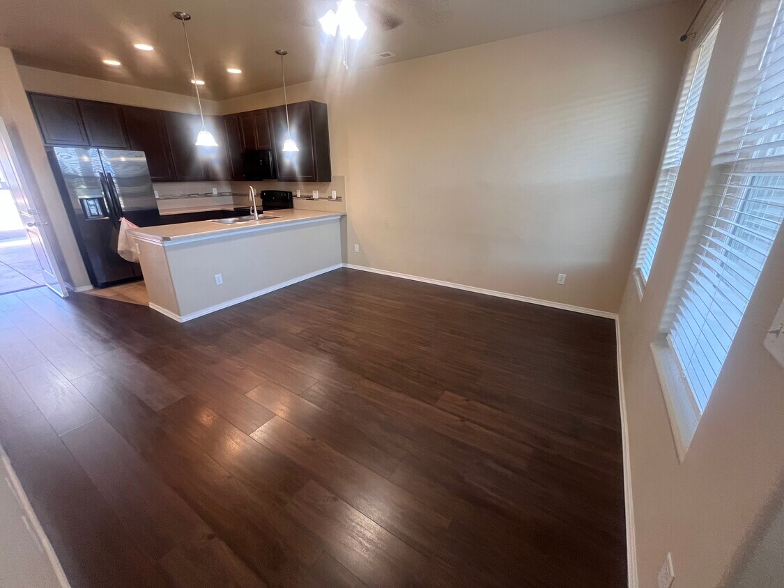 Foto principal - 8183 Confluence Pt