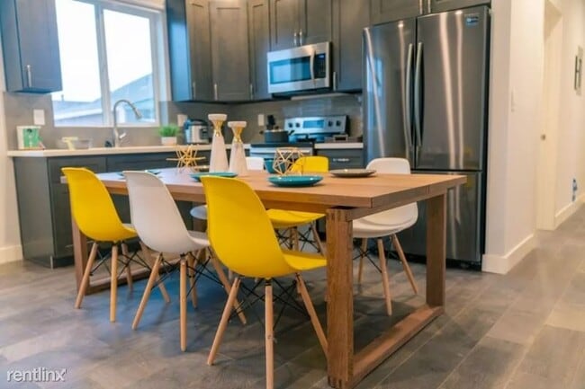 Foto del edificio - 8 br, 8 bath House - 1451 W 36th Pl
