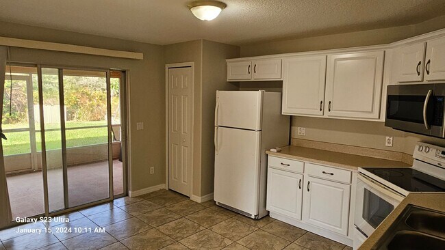 Foto del edificio - Duplex Home Close to Shops & I95
