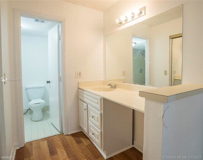 Foto del edificio - 2 br, 2 bath Condo - 1900 S University Dr