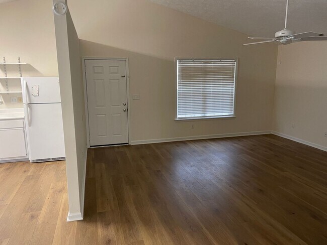 Foto del edificio - Masonboro Loop Rd | 3 Bedroom, 2 Bath