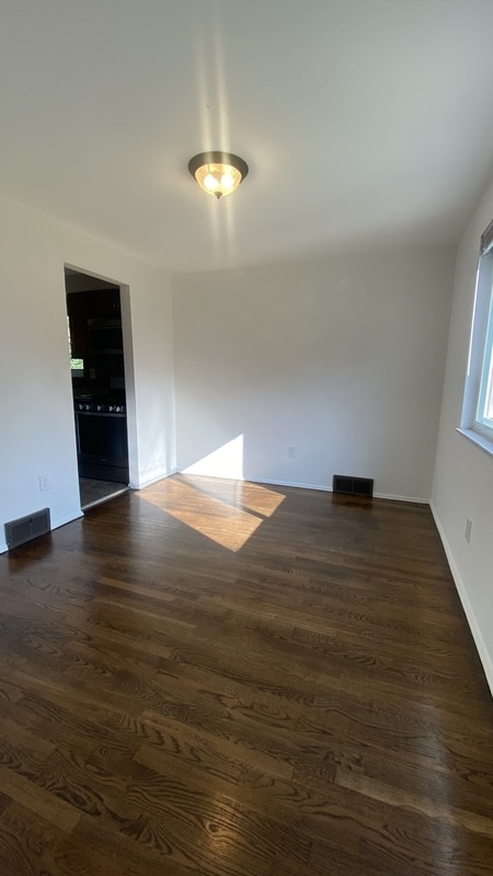 Building Photo - 121 Lois Dr