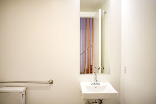 Building Photo - Modern Design Live/Work Townhouse in NW Portland!