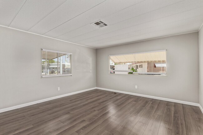 Foto del edificio - 303 S Recker Rd