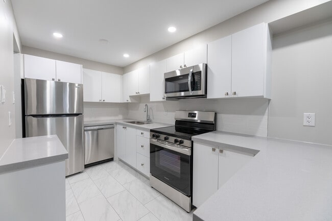 Building Photo - 3575 Kaneff Crescent