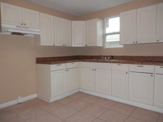 Foto del edificio - Spacious 3/1 home w/extensive tile flooring