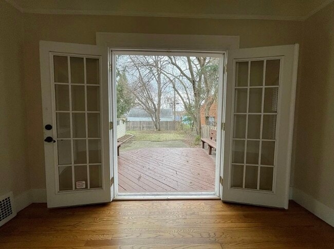 Building Photo - 413 E 7th St