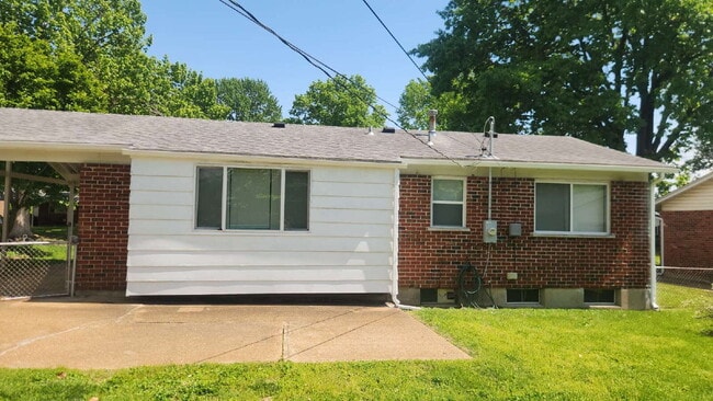 Building Photo - "Charming 3-Bedroom Gem in Hazelwood with Modern Comforts