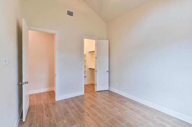 Foto del edificio - 1406 Prospect Cir