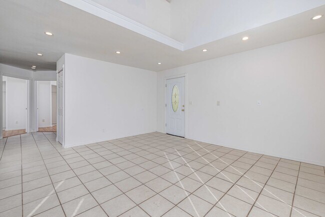 Building Photo - Escape to this charming home in the Shorec...