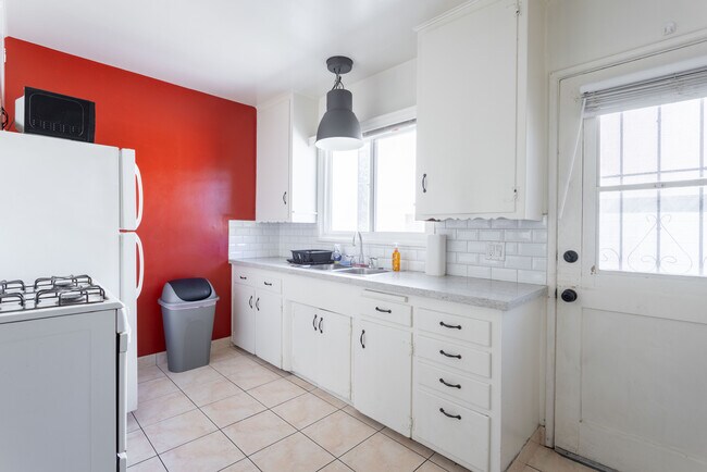 Building Photo - 12427 Chandler Blvd Valley Village CA 91607
