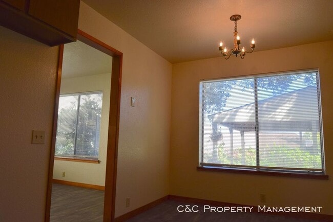 Building Photo - 572 Belden St