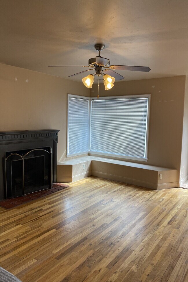 Building Photo - "2-Bed Retreat with 1350 Sq Ft of Comfort ...