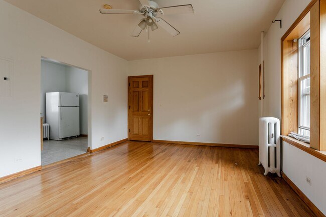 Foto del edificio - Lincoln Square / Ravenswood - Large Studio w/ Separate Kitchen - Heat Included