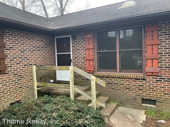 Building Photo - 2 br, 1.5 bath House - 402 Holly Court