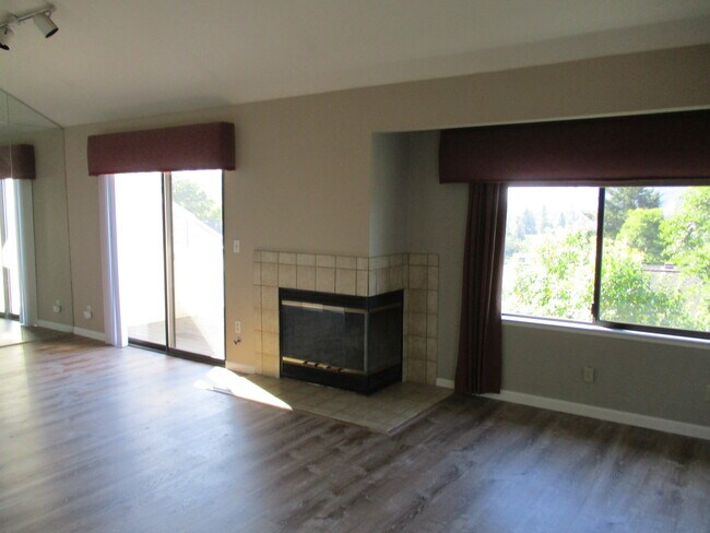 Building Photo - 13 Carriage Ln