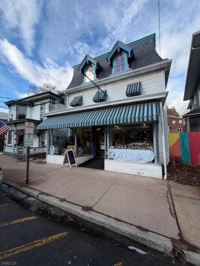 Building Photo - 57 Bridge St