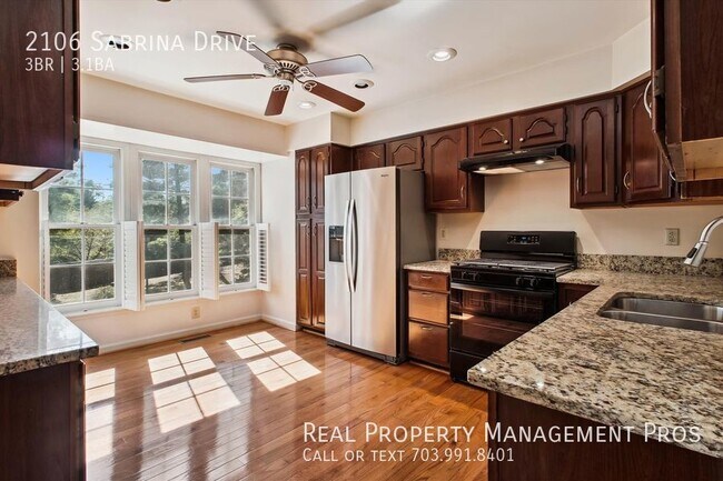 Building Photo - Spacious & Sunny Tyson's Corner Townhouse!