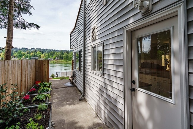 Building Photo - Amazing Willamette River Retreat