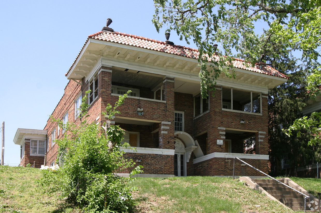 Benton Apartments - Smart Lofts on Gladstone