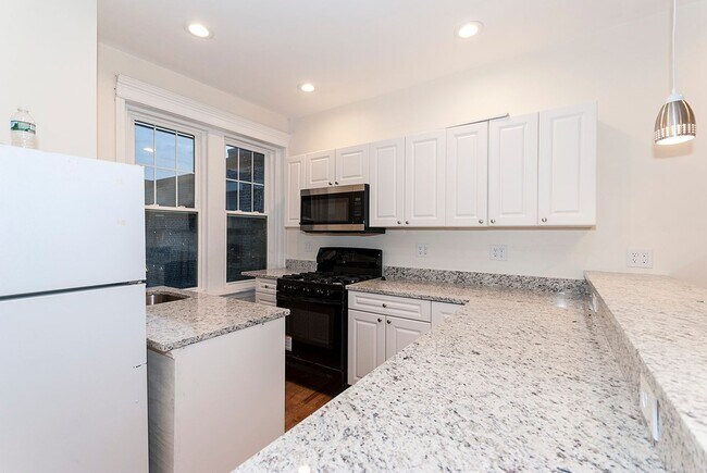 Foto del edificio - Renovated 2 Bed on Comm Ave | Heat & Hot Water Included | Cats OK | 9/1