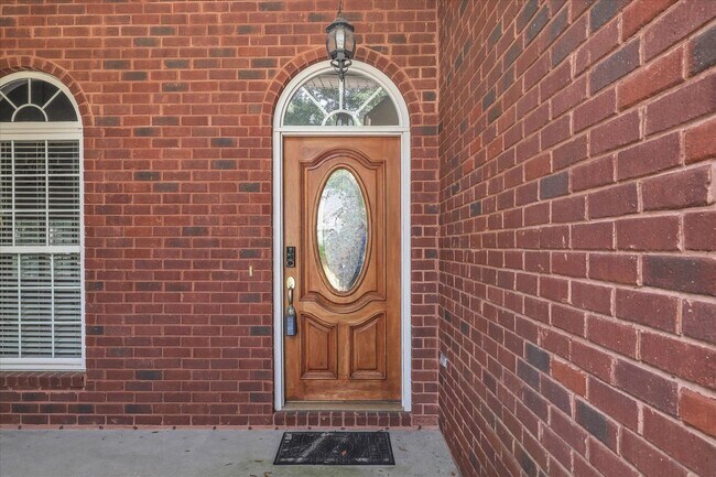 Foto del edificio - Stunning all-brick home on a large wooded lot