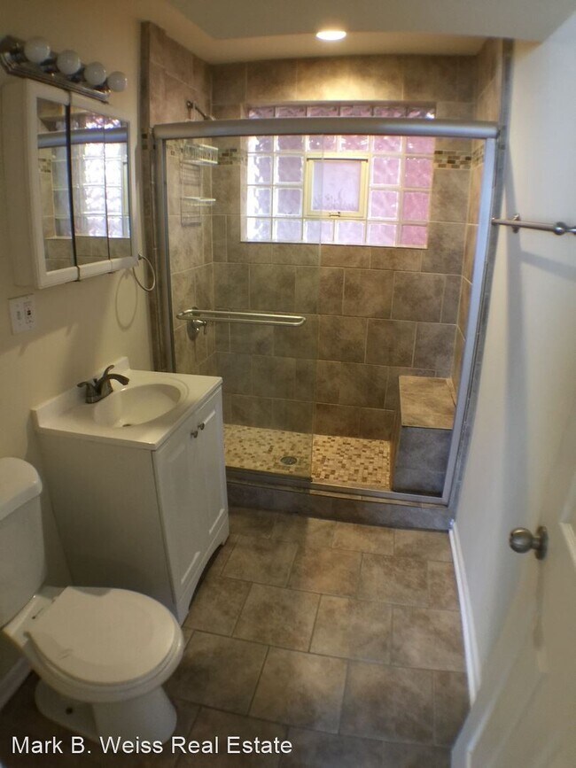 Foto del edificio - 2711 N Kenmore Ave