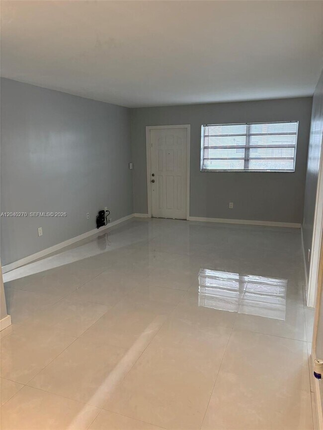 Foto del edificio - 18350 Mediterranean Blvd