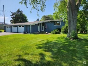 Building Photo - 413 Riverview Dr