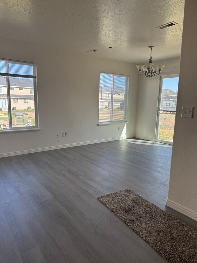 Foto principal - 2 bed 2 bath in Vernal!