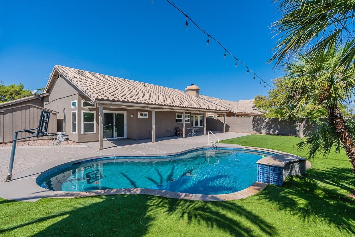 Charming 4-Bedroom Home with Luxurious Poo... - Charming 4-Bedroom Home with Luxurious Poo...