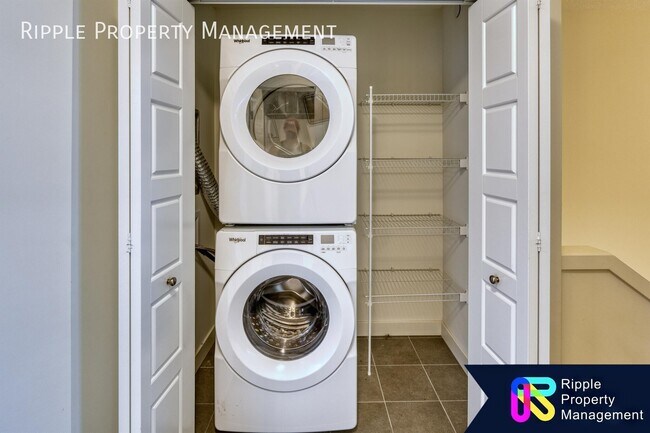Photo du bâtiment - GORGEOUS 3 BEDS 2.5 BATHS TOWNHOUSE IN THE COMMUNITY OF LIVINGSTON