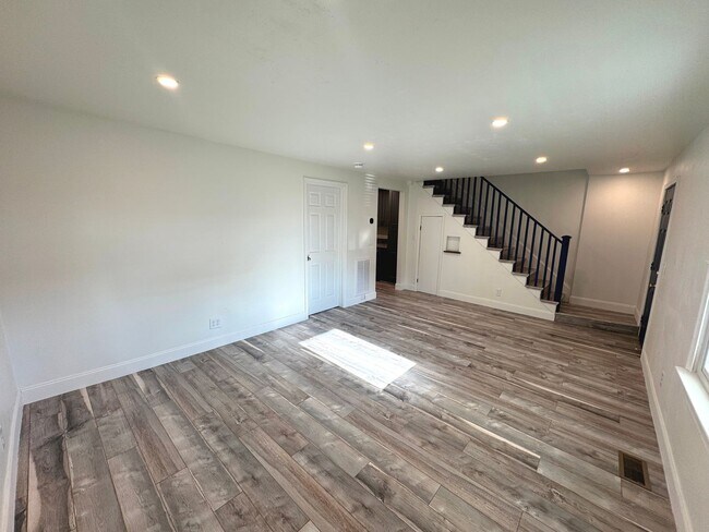 Foto del edificio - RENOVATED 3 bedroom end unit across the street from the Beach!