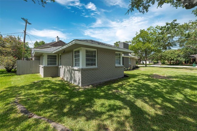 Building Photo - 3827 Linkview Dr